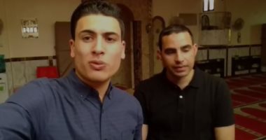 صوت عذب.. "أحمد" يشارك بموهبة مع صديقه فى إنشاد التواشيح الدينية