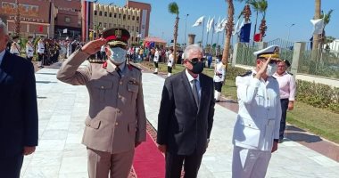 محافظ الشرقية وجنوب سيناء يضعان إكليلا من الزهور على النصب التذكارى للجندى المجهول