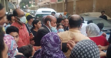 الطلاب وأولياء الأمور يستقبلون المعلم البريء من تهمة التحرش بالورود والطبل البلدى