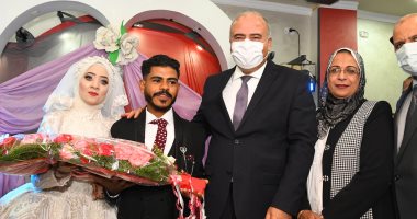 محافظ قنا وكيلا عن فتاة يتيمة أثناء عقد قرانها.. صور