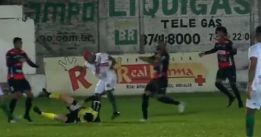لاعب ساو باولو البرازيلى يعتدى على حكم بطريقة وحشية.. اعرف مصيره "فيديو وصور"