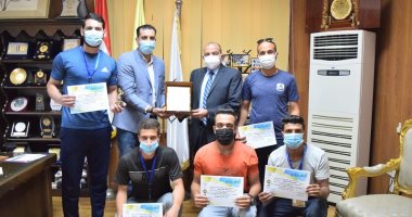 رئيس جامعة بني سويف يكرم فريق الجامعة الحاصل على المركز الخامس في بطولة البنتابول