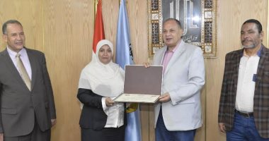 محافظ أسيوط يكرم بعض المعلمين المتميزين ويهنئ معلمى مصر بعيد المعلم