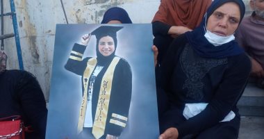 تفاصيل أولى جلسات محاكمة المتهمين بقتل فتاة المول.. أسرتها ترفع صورتها أمام المحكمة.. والدها: أثق فى القضاء العادل للقصاص لابنتى من صديقتها.. والمحكمة تؤجل القضية لجلسة 6 ديسمبر.. صور وفيديو