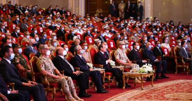 خلال الندوة التثقيفية.. الرئيس السيسى يثنى على نضال أهالى سيناء فى مواجهة الاحتلال: "بنحاول نرد جميلكم".. واللواء سمير فرج للرئيس: فخور إنى كنت معاك.. والسيسي: "عمر العين ما ترتفع عن الحاجب"