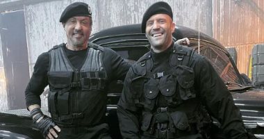 جيسون ستاثام فى صورة مع سيلفستر ستالون من كواليس الجزء الرابع من The Expendables