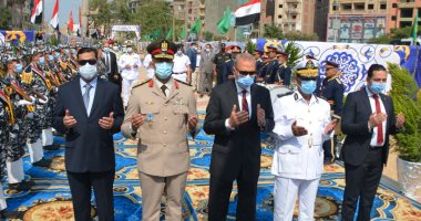 محافظ القليوبية ومدير الأمن يضعان إكليل الزهور على النصب التذكارى.. فيديو