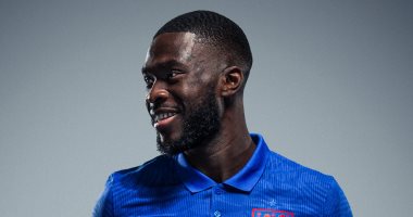 لاعب ميلان: مالدينى أسطورة لم أتخيل الحديث معه وأشعر بالضغط عندما يشاهدني