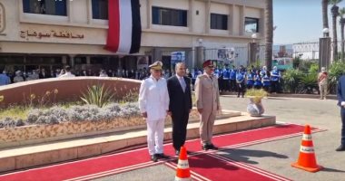 محافظ سوهاج ومدير الأمن يضعان إكليلا من الزهور على النصب التذكارى.. لايف