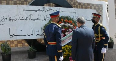 محافظ المنيا يضع إكليلا من الزهور على النصب التذكارى للجندى المجهول