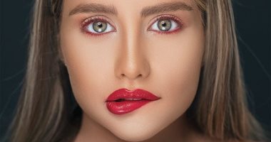 5 خطوات بسيطة للاحتفاظ بـ"الروج" على مدار اليوم.. التقشير والترطيب الأساس