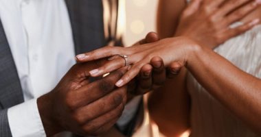 "دليل الأسرة من أجل حياة مستقرة" كتيب مقرر تسليمه للمقبلين على الزواج