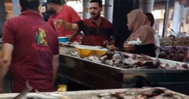 الجمبرى بـ80 والدنيس بـ90 والشبار بـ15 جنيها.. جولة داخل سوق الأسماك بالإسماعيلية