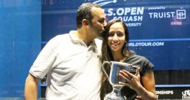 نوران جوهر تحتفل مع والدها بعد تتويجها ببطولة أمريكا للاسكواش للمرة الثانية.. صور