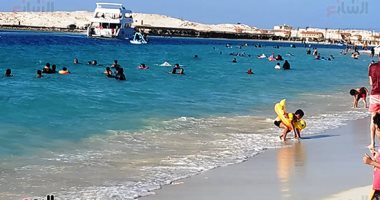 باى باى يا بحر.. عشاق شواطئ مطروح يودعونها فى آخر المصيف.. فيديو وصور