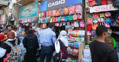 إقبال المواطنين على الفجالة لشراء الأدوات المدرسية.. ألبوم صور