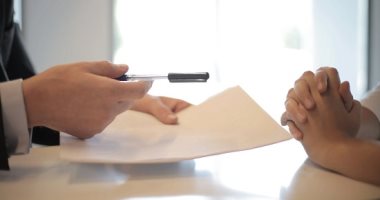 إتيكيت التعامل مع مديرك.. صوتك ونظرات عينك دليل قوة موقفك
