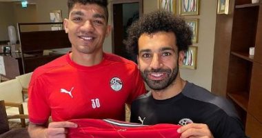 محمد صبحى  حارس المنتخب فى صورة مع محمد صلاح بمعسكر الفراعنة : "ملك مصر"