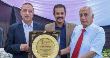 محافظ الإسكندرية يكرم إدارة السياحة والمصايف ويشيد بدورهم خلال الموسم.. صور