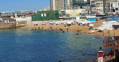 أخر فسحة قبل المدارس.. شواطئ الإسكندرية تستقبل المصطافين فى أيام الخريف "لايف"