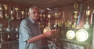 ملك الحمام الزاجل بكفر الشيخ.. سيد المزين حصد الكؤوس والميداليات وبطولات الجمهورية.. ويؤكد: أرى نفسى مع الحمام منذ 25 سنة.. وتربية الحمام غية تحولت من هواية لمهنة.. وأوصى الشباب بالحفاظ على تراثنا العربى الأصيل