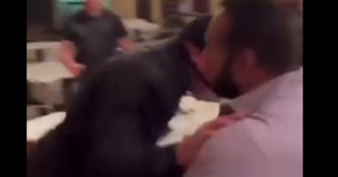 أسطورة المصارعة WWE أندرتيكر يصفع أحد جماهيره "بالقاضية" تنفيذًا لطلب الأخير.. فيديو 
