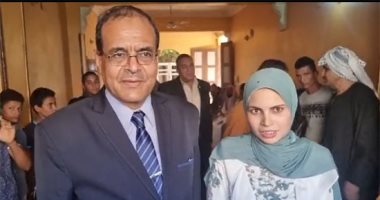 رئيس جامعة سوهاج يكرم طالبة محت أمية والدتها وسيدات القرية.. لايف