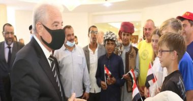 محافظ جنوب سيناء يلتقى عددًا من السائحين الروس ومدربى رياضة الشراع 
