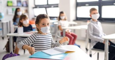 القواعد الذهبية للعودة للدراسة بأمان.. أستاذ بجامعة عين شمس: لابد من اتخاذ الإجراءات الاحترازية وقياس درجة حرارة الطلاب في الصباح.. الحصول على تطعيم الإنفلونزا لمنع نزلات البرد.. عدم المصافحة والطعام الصحي مهم