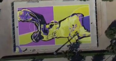 مدينة إسبانية تكرم أسطورة السلة الراحل كوبي براينت بصورة عملاقة على الأرض