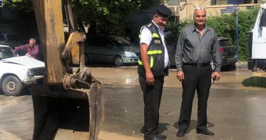 كسر ماسورة مياه بحى الدقى والدفع بـ6 شفاطات وفرقة إصلاح.. صور