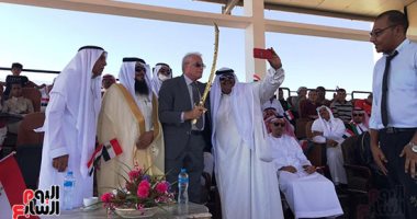 وفود عربية تهدى السيوف والشال لمحافظ جنوب سيناء فى مهرجان الهجن.. فيديو وصور
