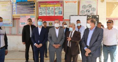 محافظ كفر الشيخ يتفقد عددا من المدارس ويشارك الطالبات تحية العلم للفترة الثانية.. صور