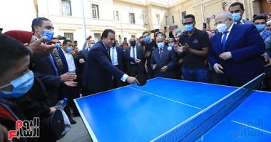 وزير التعليم العالى يشارك رئيس اتحاد طلاب جامعة القاهرة بمباراة بينج بونج..صور