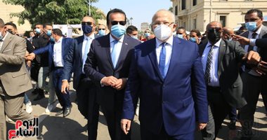 وزير التعليم العالى والخشت يشهدان تحية العلم أمام قبة جامعة القاهرة.. فيديو