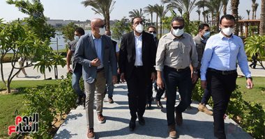 رئيس الوزراء يتفقد أعمال تطوير منطقة سور مجرى العيون  