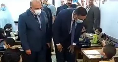 محافظ الدقهلية يواسى طفلا "عاوز يروح لأبيه" في أول يوم دراسي.. فيديو