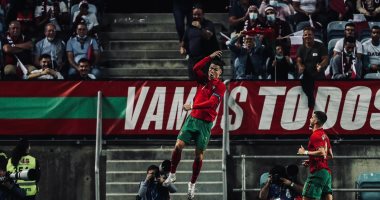 محمد صلاح يحتفل مع عبد الله السعيد بعلامة النصر × صورة بالفوز على ليبيا