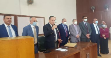 رئيس جامعة الإسكندرية يحضر تحية العلم وسط الطلاب فى أول العام الدراسى.. صور