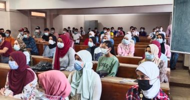 "تحية العلم وتوزيع الورود" في أول يوم دراسة بجامعة بنها.. لايف