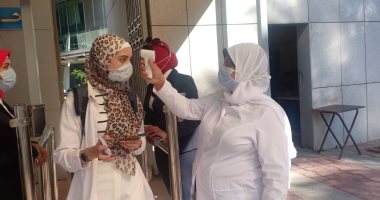 تباعد اجتماعى وقياس درجات الحرارة فى جامعة الإسكندرية بأول يوم دراسة.. صور