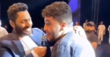 فى موقف إنسانى جديد.. تامر حسنى يغنى لشاب أردنى مبتور اليدين.. فيديو وصور