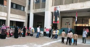 وكيل تعليم أسوان يتابع بداية الدراسة ويطمئن على الإجراءات الاحترازية.. صور