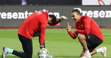 الحضري للشناوي بعد تألقه فى مباراة ليبيا: حبيبي يا شنو مستني منك الأحسن