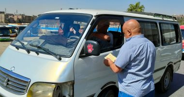 سرفيس الجيزة يشن حملات فى أول يوم مدارس لمنع رفع تعريفة الأجرة.. صور