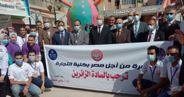 رئيس جامعة بنها يتفقد الدراسة بكليتى التجارة والآداب.. صور 