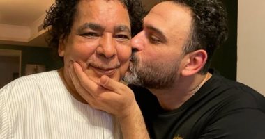 أحدث ظهور للكينج محمد منير بـ"الجلابية" فى عيد ميلاده مع أكرم حسنى
