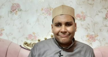كتاب الله مصباح طريقه.. "عبد الكريم" فقد بصره فعوضه القرآن كل شىء.. حفظه فى عمر السادسة ووهبه الله جمال الصوت.. كرمه شيخ الأزهر وحصل على المركز الثانى على مستوى العالم فى تجويده.. ويتمنى الالتحاق بإذاعة القرآن