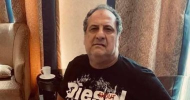 جالسًا على كرسى متحرك.. إصابة الفنان خالد الصاوى بالتهاب في الساق