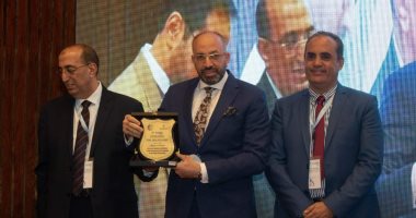 جمعية جراحي الفم والوجه والفكين تكرم النائب حسام المندوه عن جهوده في مجال طب الأسنان 